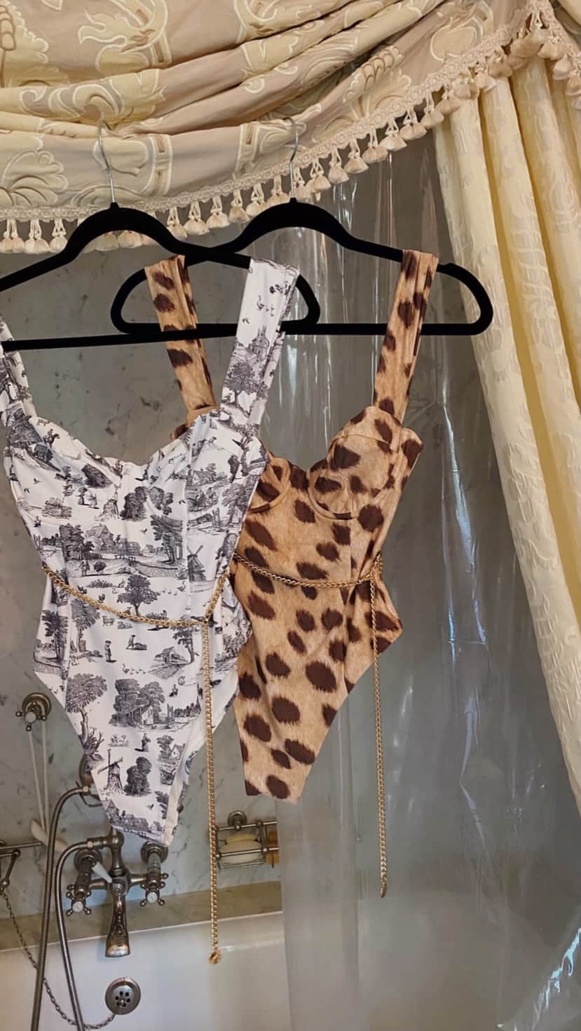 のインスタグラム：「Chain belt details, TOMORROW!」