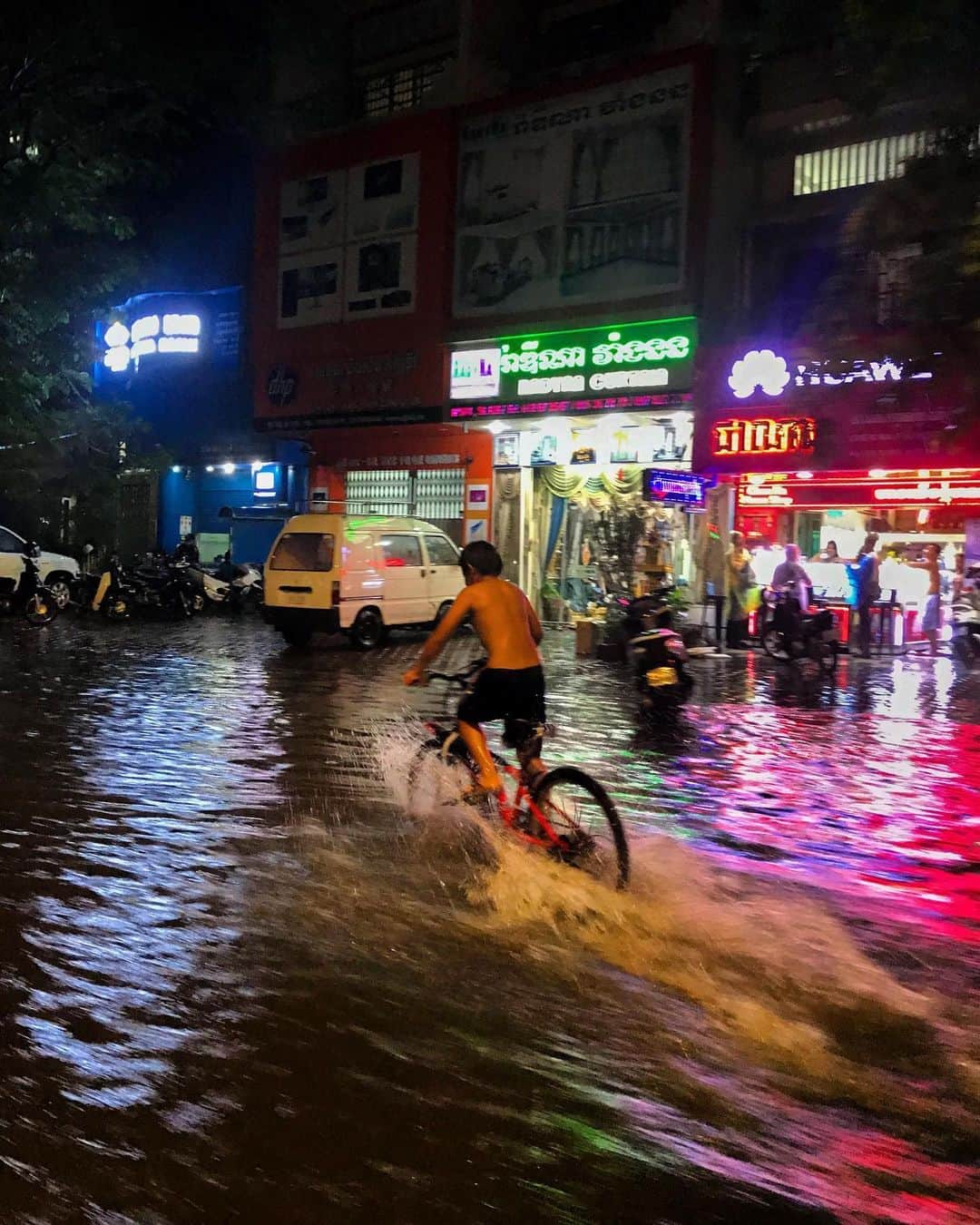 Shunsuke Miyatakeのインスタグラム：「A boy cycling in the flood, Phnom Penh, Cambodia」