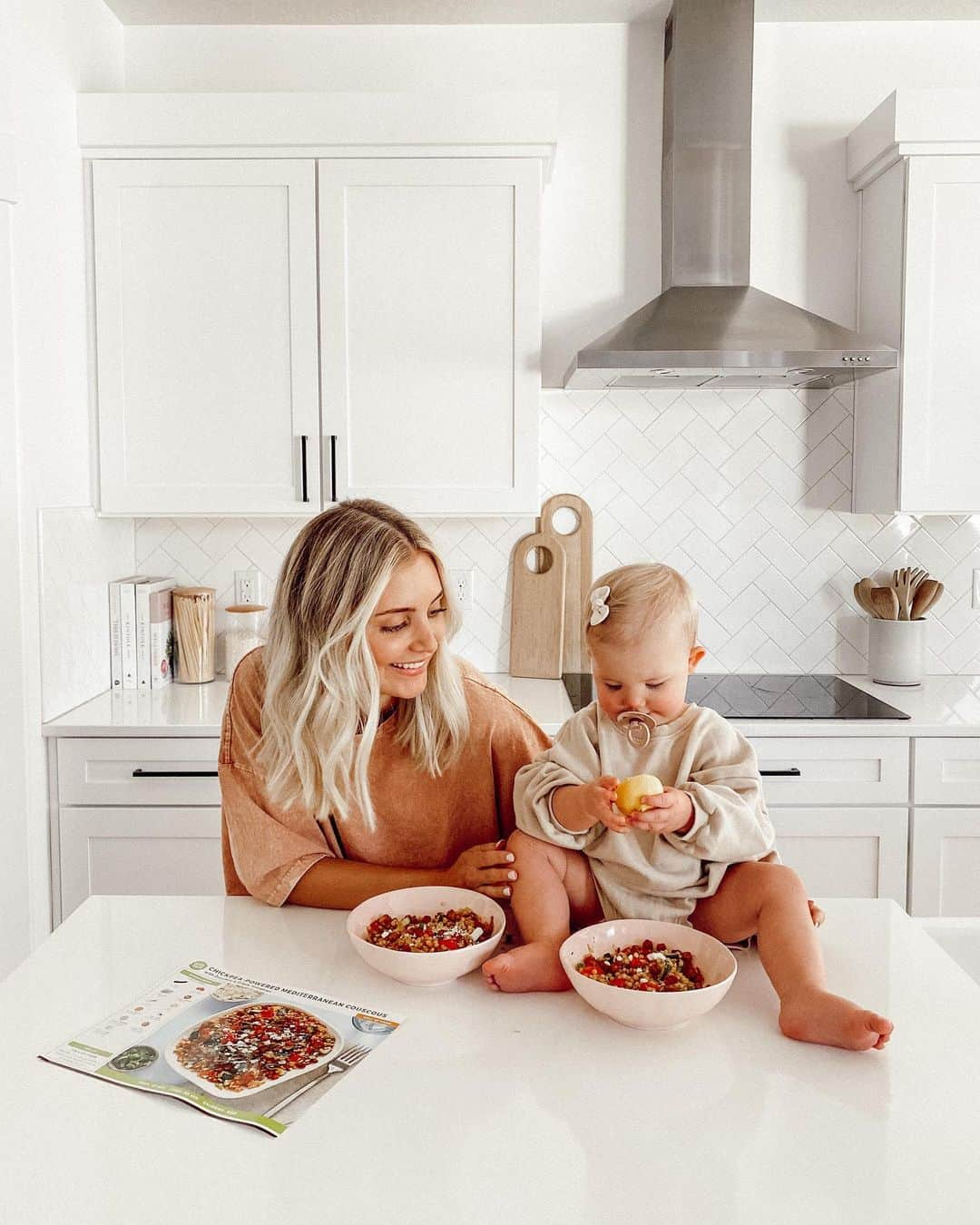 Aspyn Ovard Ferrisさんのインスタグラム写真 - (Aspyn Ovard FerrisInstagram)「Another @hellofresh lunch date with my baby! Their pre portioned ingredients and 30 minute meals are perfect for busy days where I need an easy lunch 🍔🥨🥞 You can go to hellofresh.com and use code IGASPYN80 for $80 off and free shipping on your first box 💕 #hellofreshpics #getcooking #hellofreshpartner」10月15日 1時38分 - aspynovard