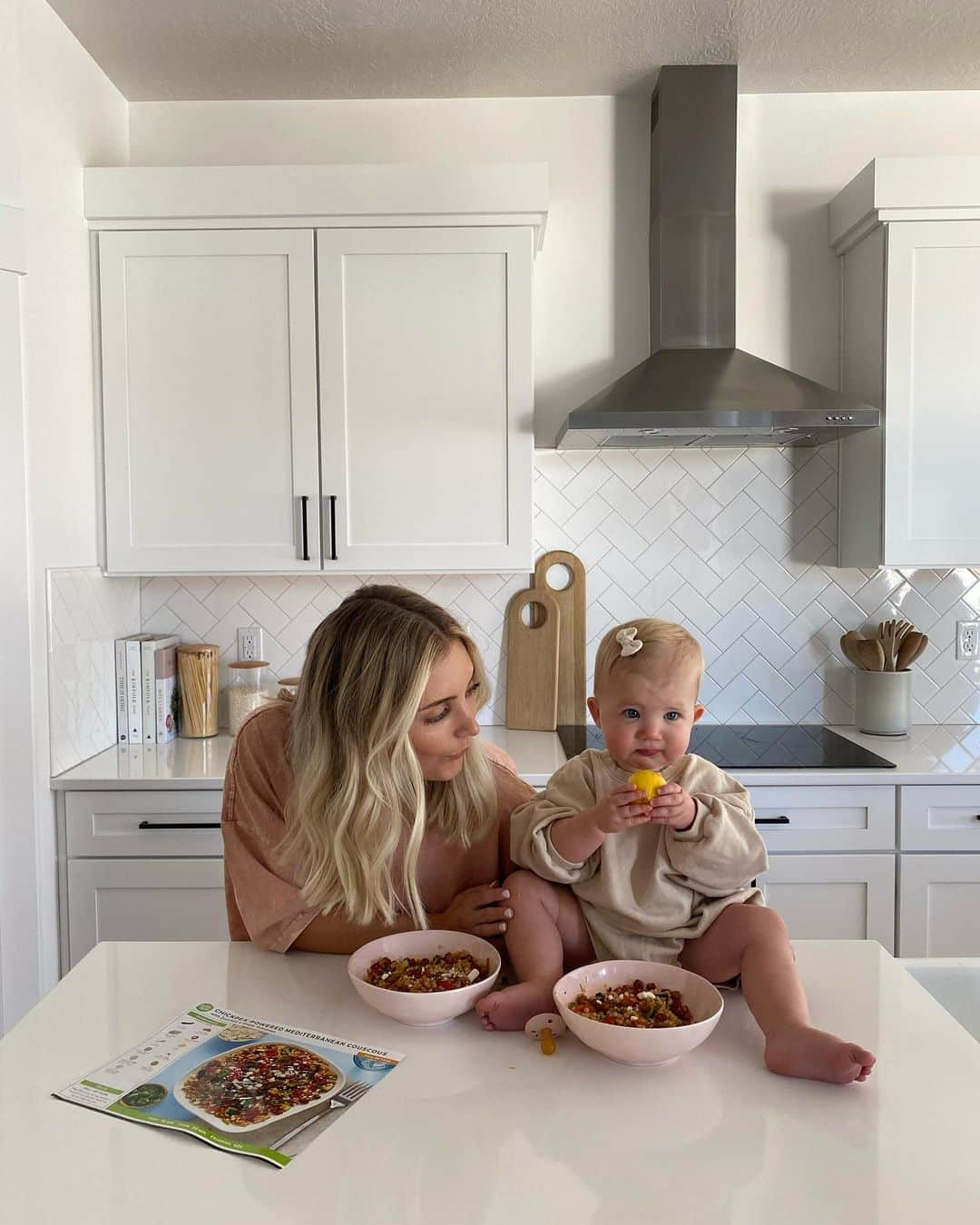 Aspyn Ovard Ferrisさんのインスタグラム写真 - (Aspyn Ovard FerrisInstagram)「Another @hellofresh lunch date with my baby! Their pre portioned ingredients and 30 minute meals are perfect for busy days where I need an easy lunch 🍔🥨🥞 You can go to hellofresh.com and use code IGASPYN80 for $80 off and free shipping on your first box 💕 #hellofreshpics #getcooking #hellofreshpartner」10月15日 1時38分 - aspynovard