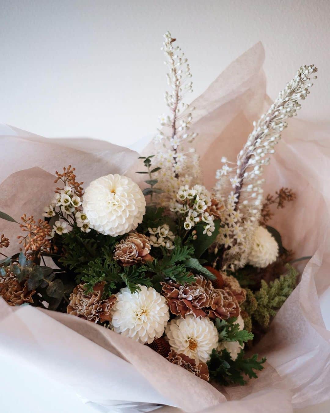 佐々木千絵のインスタグラム：「Beautiful bouquet from my husband @tbyconcept   By @hanayafloralworks」