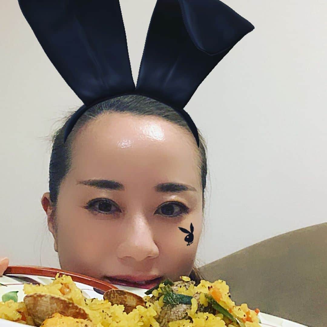 レイチェル・チャンさんのインスタグラム写真 - (レイチェル・チャンInstagram)「日本酒好きにはご存知！ 人気の酒米岡山の雄町米  雄町米の里、岡山赤磐の蔵 日本酒「酒一筋」で知られる 酒一筋さんにいただきました。  酒米は食用米との個性が異なり 水分を吸いやすかったり 酒を醸すために適した部分があります。  その特質のおかげで パエリアやリゾットに ぴったりです。  今日は夫のお仕事を手伝い ご飯の時間が夜十時とやや 少し遅くなってしまったので 冷蔵庫にあるサーモンの切り落としと 大地を守る会のお野菜の ニラとトマトとあさりを加えた パエリアを作りました。  #sake #日本酒　#雄町 #雄町スト #paella #omachi   十時半に作り始めて ブライズメイドとビデオ電話をしながら 完成した11時過ぎに飲みながら 哲学を語る…  パエリアを食すのは深夜1時😆  夜型人間なので、 夜ご飯も必然的に遅くなりましたが 今宵も美味しい生産者さんの食材に恵まれ ブライズメイド達の魅力とエネルギーに 恵まれ、愛を感じた1日でした。  #sake #omachi #日本酒　#酒一筋　#酒米　#おうちごはん  #日本酒好きな人と繋がりたい #酒サムライ　#名誉きき酒師酒匠 #homemadecooking #paella」10月15日 1時40分 - rachelchanjpn