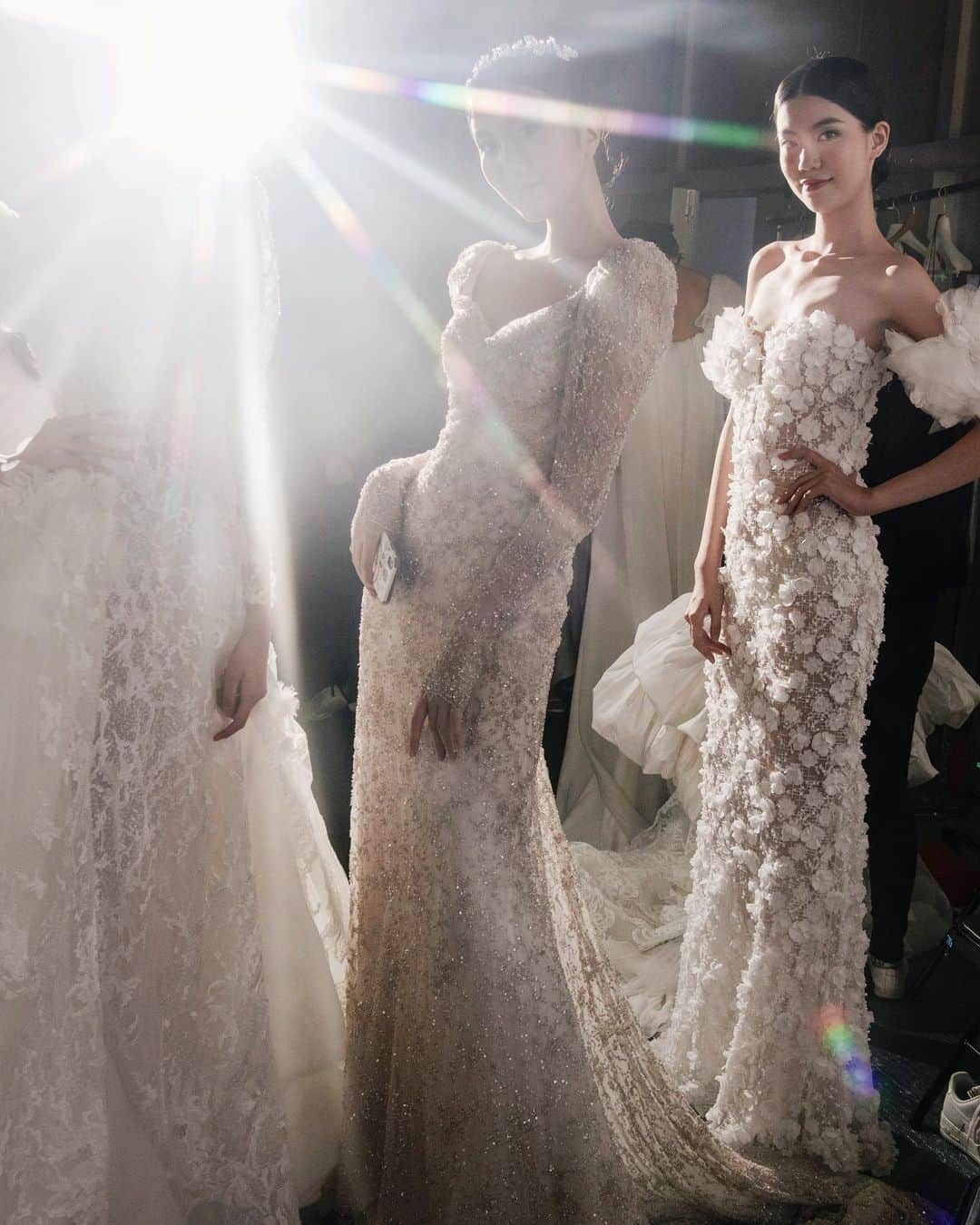 Pronoviasさんのインスタグラム写真 - (PronoviasInstagram)「Backstage magic at the #ShanghaiFashionWeek. You can now discover and try on the New #AtelierPronovias Premiere Collection at your nearest #Pronovias store.」10月15日 1時40分 - pronovias