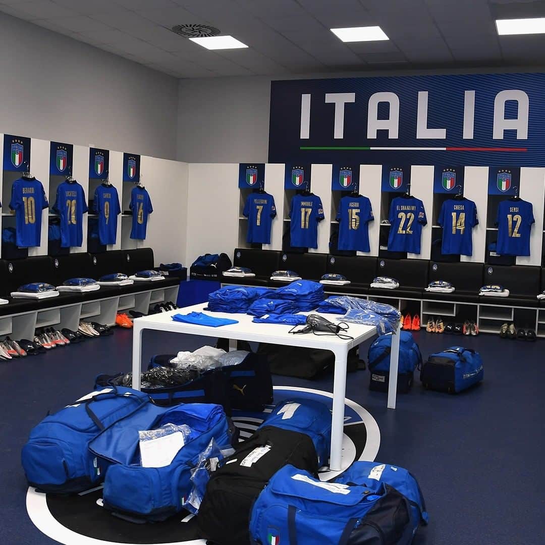 サッカーイタリア代表さんのインスタグラム写真 - (サッカーイタリア代表Instagram)「#NationsLeague 2⃣ ore al calcio d'inizio di 🇮🇹 #ItaliaPaesiBassi 🇳🇱 📸 Lo spogliatoio degli #Azzurri 👀 Inside the #Azzurri's dressing room for #ItalyNetherlands 📸👀 . ⏱️ 20.45 🏟️ #Bergamo 📺 #Rai1 . . #ITANED #UNL #Nazionale #VivoAzzurro」10月15日 1時44分 - azzurri