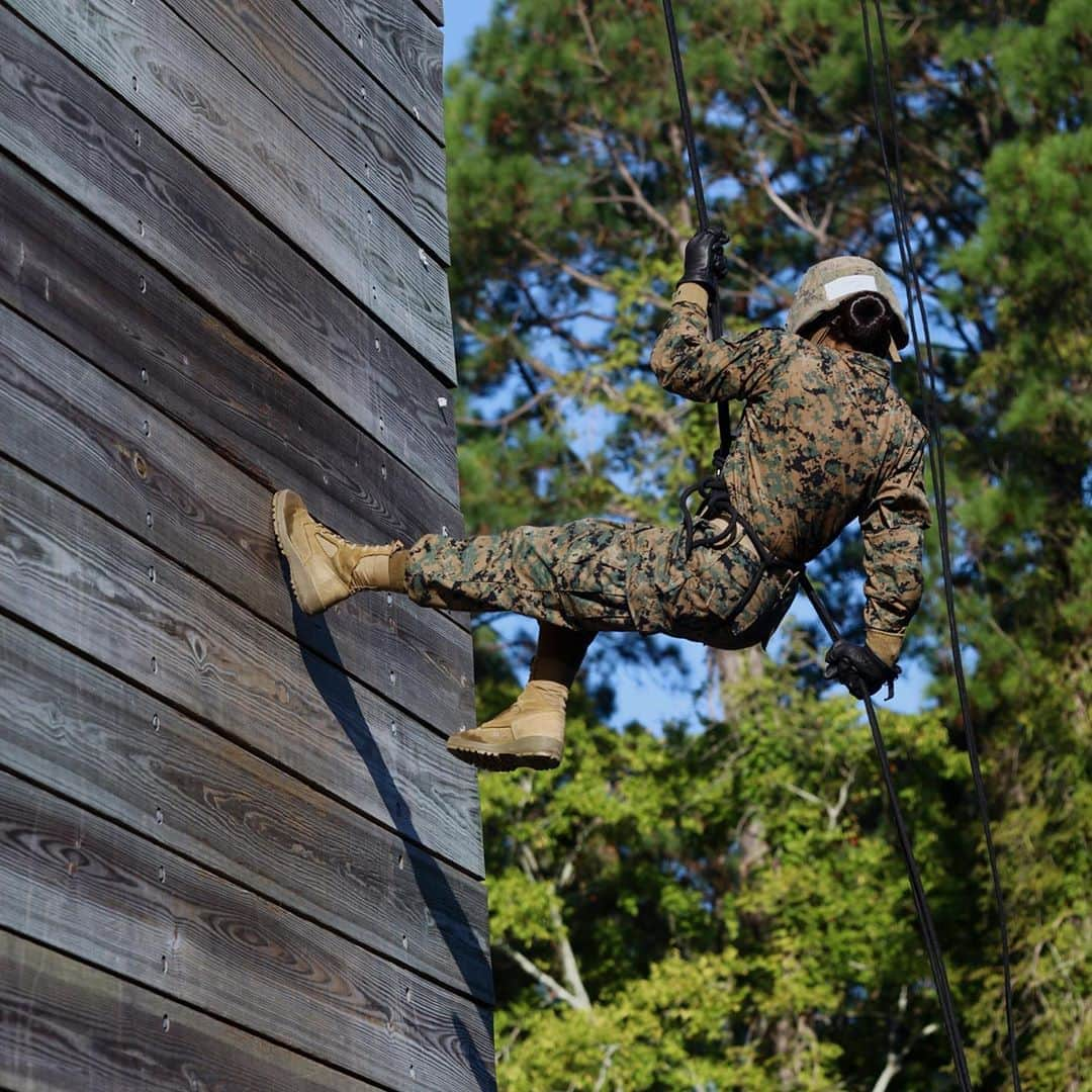 アメリカ海兵隊さんのインスタグラム写真 - (アメリカ海兵隊Instagram)「Slow is Smooth, Smooth is Fast  A recruit with November Company, 4th Recruit Training Battalion, rappels down a tower aboard @mcrdparrisisland.   The 47-foot tall tower helps recruits overcome their fear of heights. (U.S. Marine Corps photo by Lance Cpl. Samuel C. Fletcher)  #USMC #Military #Marines #BootCamp」10月15日 1時44分 - marines