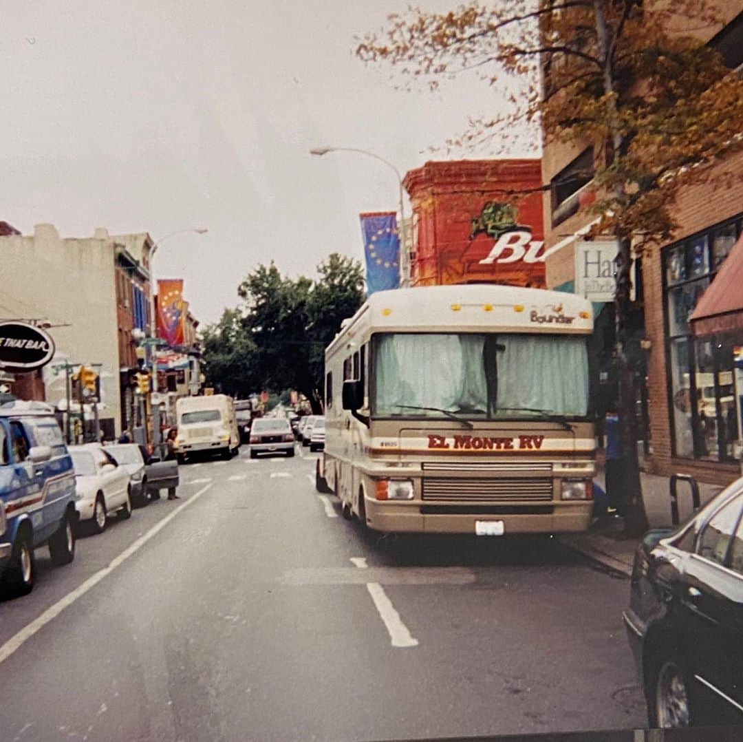 マイク・シノダのインスタグラム：「This was the infamous RV we lived and traveled in during our first tour of the US. The second photo is the inside, with us playing Puzzle Fighter (our favorite game at the time).   Most of the guys took turns driving; Brad and Rob generally entrusted me with their shifts because I was better at driving this beast (and they wanted extra sleep).   Each time we showed up at a venue, we’d unload our gear ourselves and keep an eye out for thieves while we set up on a piece of the stage barely big enough to fit the band. After shows, we’d meet with (mostly new) fans outside, hanging out and occasionally signing an autograph.   #ht20 #hybridtheory #hybridtheory20」