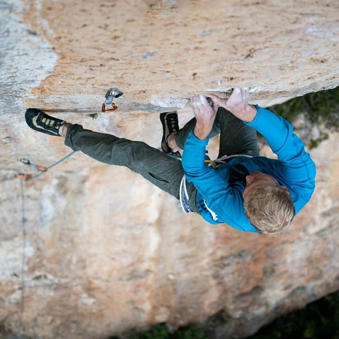 ヨルグ・バーホーベンさんのインスタグラム写真 - (ヨルグ・バーホーベンInstagram)「Ulassai is one of the main sport areas on Sardinia, featuring endless walls of bomber lime/sandstone. Old school vert climbing on small crimps, pockety thingies and other gnarly stuff. @katha_saurwein, @martinschidlowski and @schranz_christine seem to enjoy, creeping up 'Agent Orange' (8b/13d), looking all 90'ies style 😎 #ulassai #sardegna #sonya7iis」10月15日 1時47分 - jorgverhoeven