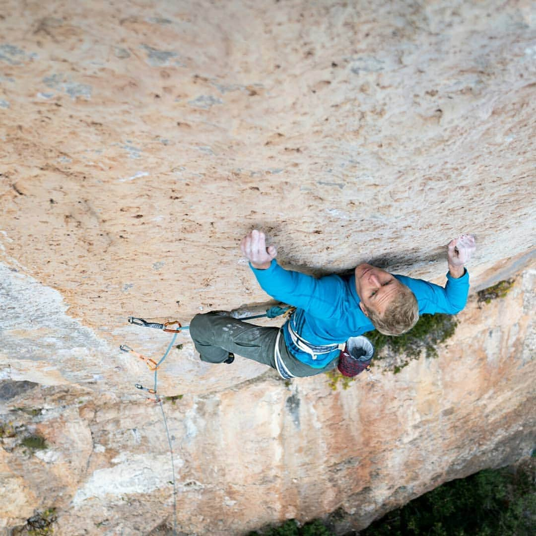 ヨルグ・バーホーベンさんのインスタグラム写真 - (ヨルグ・バーホーベンInstagram)「Ulassai is one of the main sport areas on Sardinia, featuring endless walls of bomber lime/sandstone. Old school vert climbing on small crimps, pockety thingies and other gnarly stuff. @katha_saurwein, @martinschidlowski and @schranz_christine seem to enjoy, creeping up 'Agent Orange' (8b/13d), looking all 90'ies style 😎 #ulassai #sardegna #sonya7iis」10月15日 1時47分 - jorgverhoeven