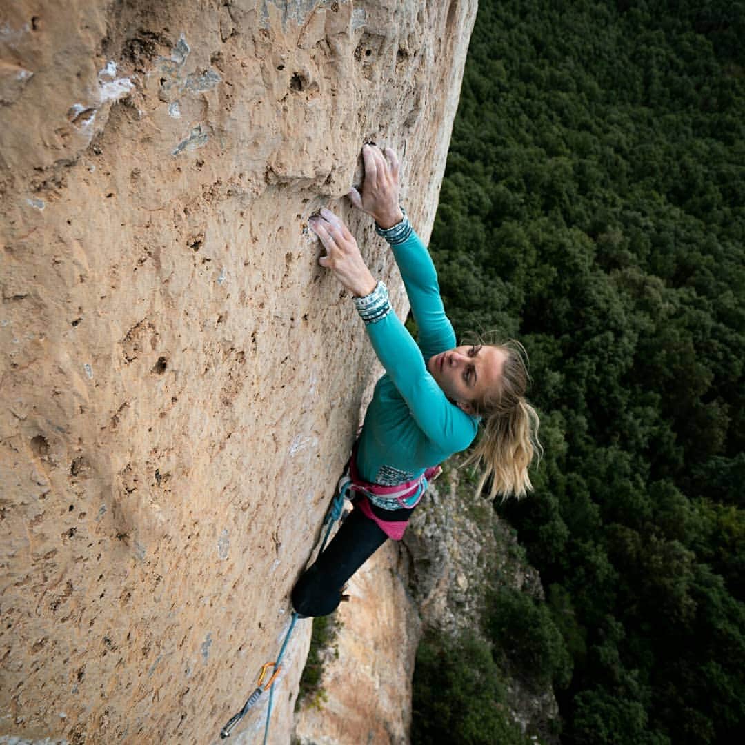 ヨルグ・バーホーベンさんのインスタグラム写真 - (ヨルグ・バーホーベンInstagram)「Ulassai is one of the main sport areas on Sardinia, featuring endless walls of bomber lime/sandstone. Old school vert climbing on small crimps, pockety thingies and other gnarly stuff. @katha_saurwein, @martinschidlowski and @schranz_christine seem to enjoy, creeping up 'Agent Orange' (8b/13d), looking all 90'ies style 😎 #ulassai #sardegna #sonya7iis」10月15日 1時47分 - jorgverhoeven