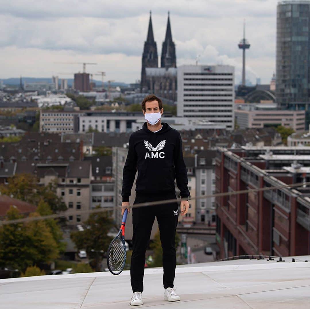 アンディ・マレーのインスタグラム：「This is a photo of me standing on top of a roof in Cologne.   The second photo is of me and @alexzverev123 lying on a mattress on a roof in Cologne.  #tennis #cologne #germany」