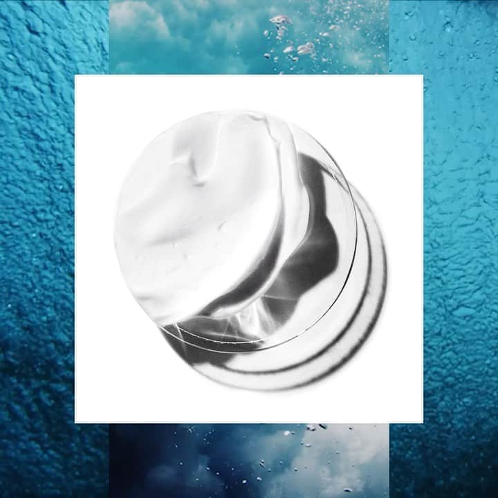 ドゥラメールのインスタグラム：「When looking for the right La Mer moisturizer, we like to start by considering a couple things: season and skin type. Live in a humid climate? You may need to lighten up on your moisturizer texture (think lotion instead of cream). For your skin type match, we have you covered on LaMer.com. Visit each of our 5 fabulous (and informative) moisturizer pages to discover more.」