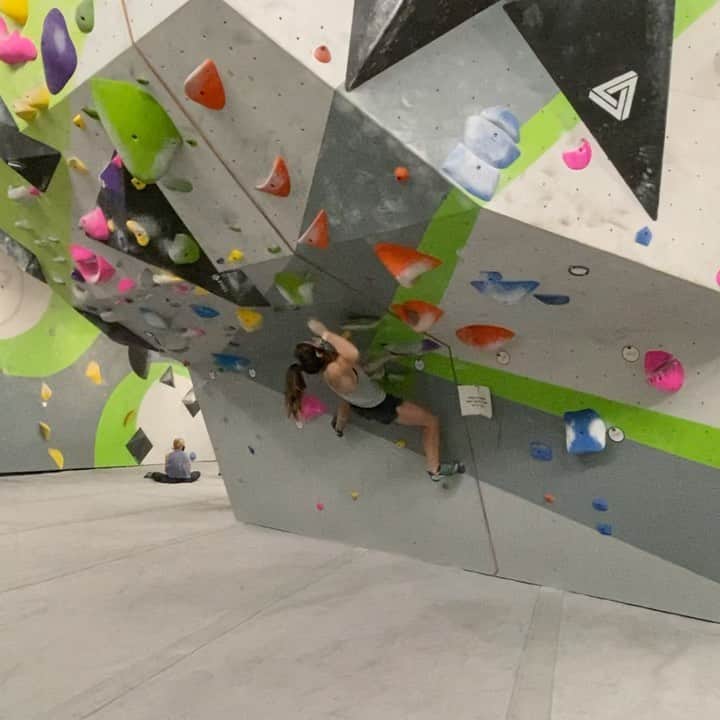 アレックス・パッチシオのインスタグラム：「When your friends are there for you when you fail!!! 😂 🤣 . Love climbing with my bestie @sheneenagins ! She always makes the sessions fun and we usually just laugh lots especially when we fail! 😂 🥰 . Have to make sure you don’t take yourself too seriously all the time! 😛 . @scarpana @organicclimbing @evn_cbd @frictionlabs」