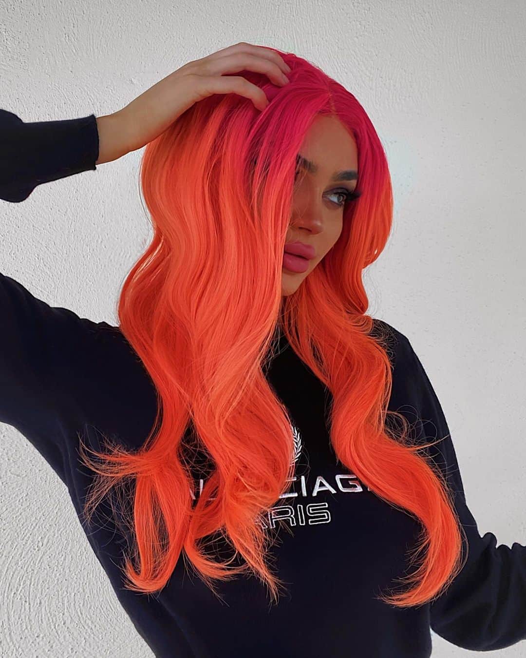 クリステン・ハンチャーさんのインスタグラム写真 - (クリステン・ハンチャーInstagram)「My wig collection with @bellamihair launches VERY soon this month❤️ We worked on this project for over a year now and finally I get to reveal a lil sneak peak🙈 this first wig is a Synthetic 24” red to coral ombré and her name is Firefly. Can’t wait to show you all 10  wigs for this October launch, there’s synthetic, human hair, different lengths and colors😏 #BELLAMIxKRISTENHANCHER」10月15日 1時49分 - kristenhancher