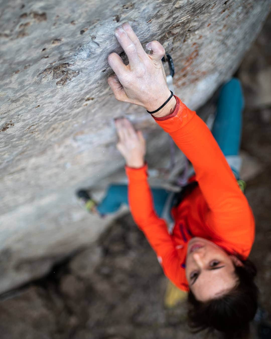 ペイジー・クラッセンのインスタグラム：「In my 20+ years of climbing, I've never put much work into building finger strength, thinking that my digits have never been my limiting factor. Wild Iris proved quite the contrary. Before my next Wyoming trip (whenever that may be), I'll definitely be investing some time into hangboarding and pocket training. A good reminder to set the ego aside and back off climbs you don't feel prepared for, when the result could be injury. Luckily I took my own advice and left unscathed 🖖.  Photo by @arjandekock, shot for @eddiebauer」