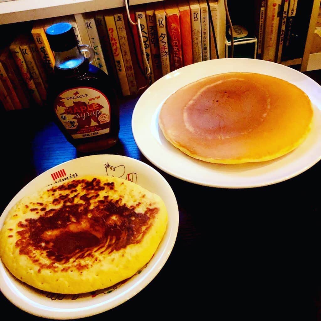 白珠イチゴのインスタグラム：「夜中のホットケーキは罪深い。。。  #おやつ #ホットケーキ #パンケーキ #おやつタイム  #おやつの時間  #手作り #メープルシロップ  #深夜  #深夜飯」