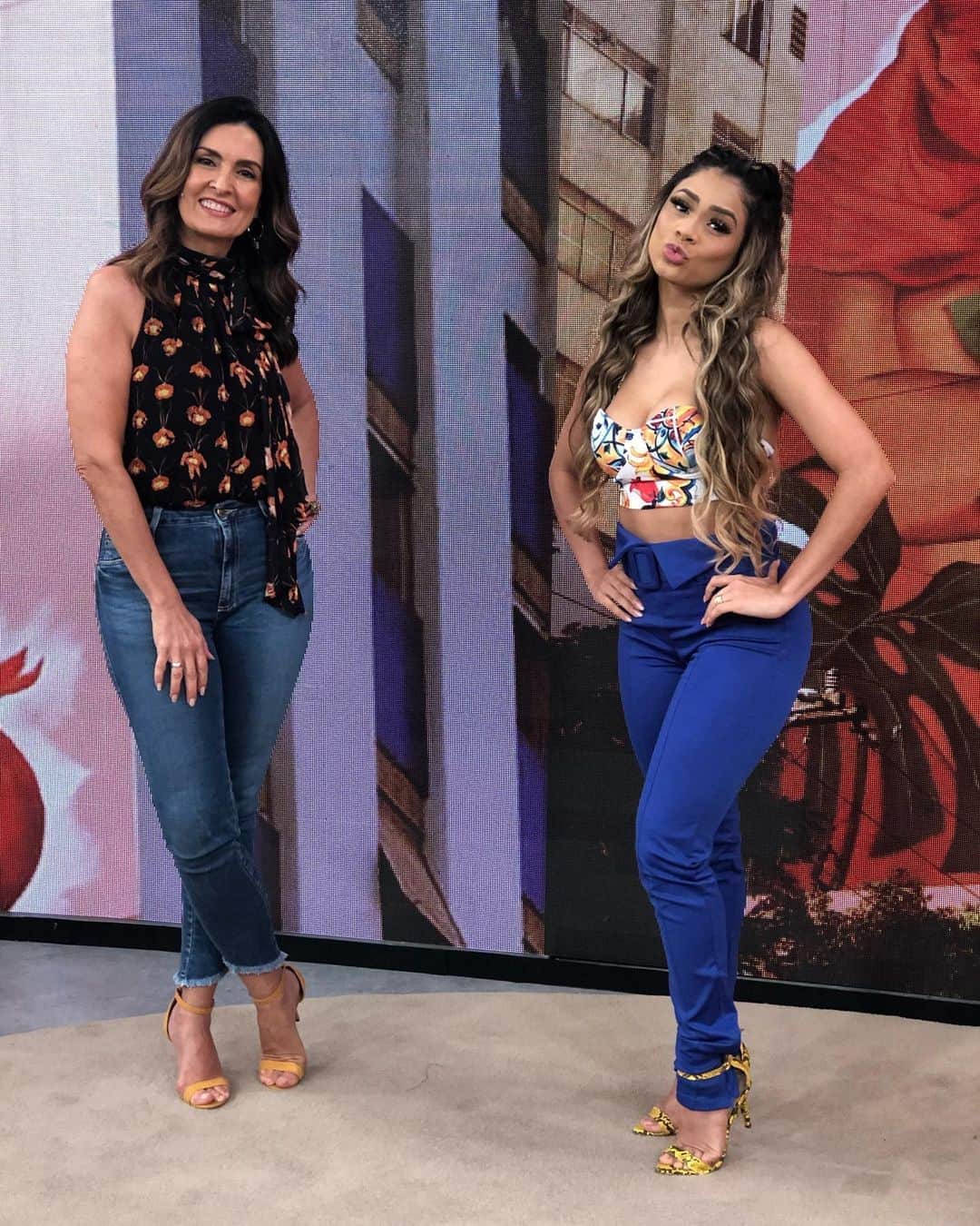 ファチマ・ベルナルデスのインスタグラム：「Desde o dia 16 de marco que o #encontrocomfatima não recebia um cantor/a ao vivo pra se apresentar no nosso palco. Hj, mantendo toda a segurança, @lexa cantou pra gente. Teve gosto de saudade dos velhos tempos. 😘」