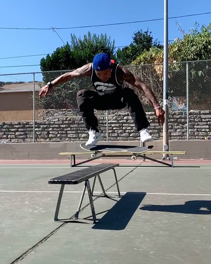 マニー・サンティアゴのインスタグラム：「Is it still summer, @ecko_unltd 🎽?! 😅 📹: @spanishmiketv」