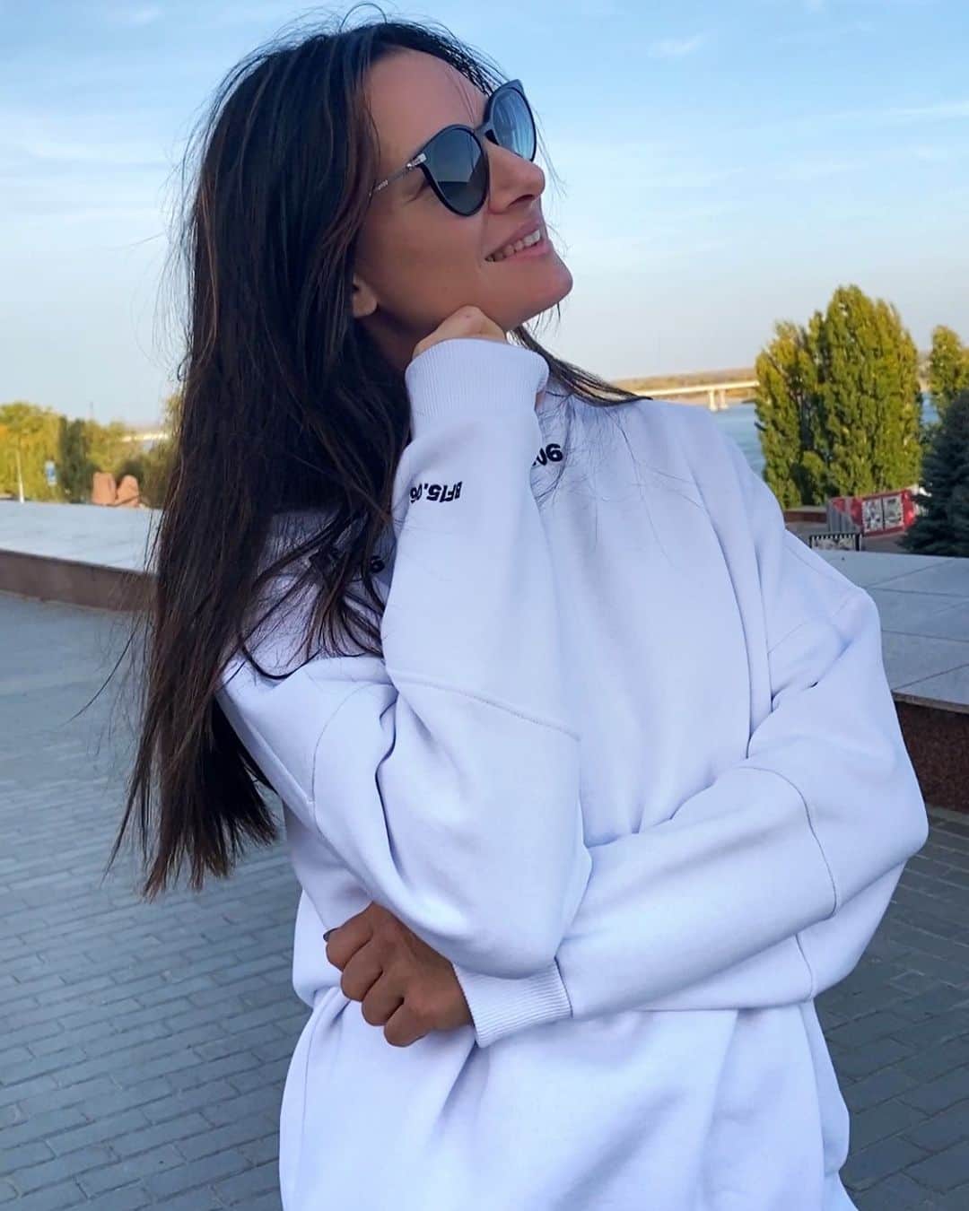 エレーナ・イシンバエワのインスタグラム：「🤔Интересно, когда мы с Вами, с @isinbaeva.fund и @isinbaeva.merch построим новую, спортивную площадку для бесплатного пользования?! ⠀ Как думаете мои хорошие?😀 ⠀ 🤔I wonder when we are with you, with @isinbaeva.fund and @isinbaeva.merch will build a new, free, sports ground?! ⠀ What do you think my dear?!😀 ⠀ P.S. My BFI5.06 hoodies are available for pre-order at @isinbaeva.merch☝🏻🤗」