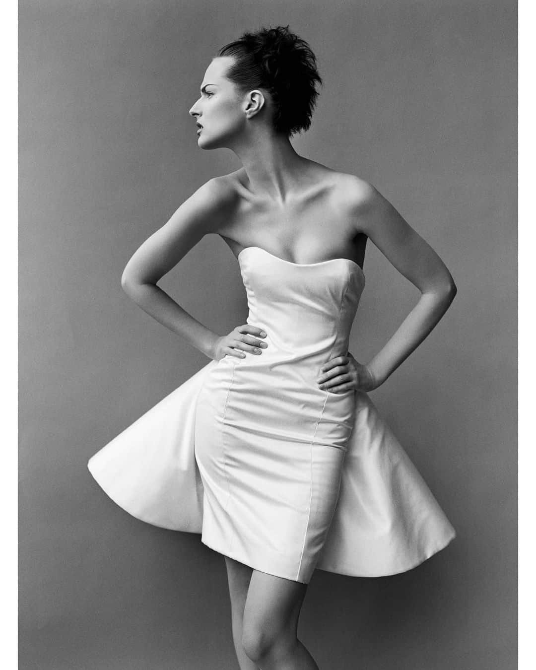 マリオ・テスティーノのインスタグラム：「The reason why one gets into any professional field is because we see something that attracts us, there is something that draws us in. Past fashion photographers inspired me when I started taking my own pictures. Those iconic images taken by Avedon or Penn stuck in my visual memory. When photographing this dress, I decided to make a reference to that period. I sought to portray  that same moment of total elegance and show it as still present in a new generation. _ La razón por la que uno entra en cualquier profesión es porque vemos algo que nos atrae, hay algo que nos atrapa. Los fotógrafos de moda del pasado me inspiraron mucho cuando comencé a tomar mis propias fotografías. Esas imágenes icónicas de Avedon o Penn se quedaron grabadas en mi memoria visual. Al fotografiar este vestido, decidí hacer una referencia a esa época. Busqué retratar ese mismo momento de total elegancia y mostrarlo todavía presente en una nueva generación.  #1994 #MarioTestino」