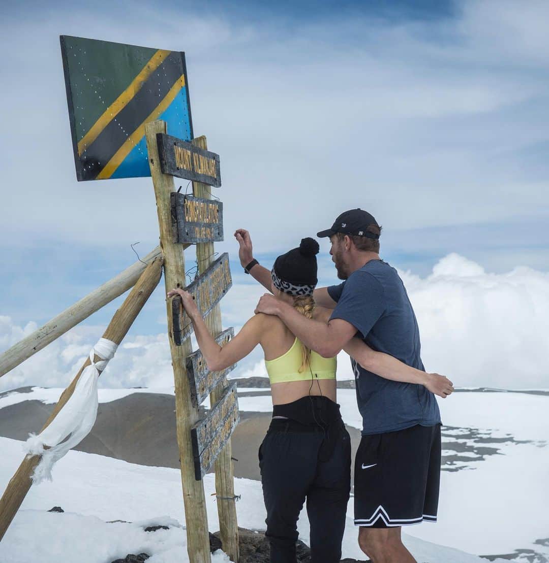 CarolineWozniackiさんのインスタグラム写真 - (CarolineWozniackiInstagram)「WE DID IT!! Climbed the highest freestanding mountain in the WORLD!! Definitely one of the hardest things I have ever done in my life! What a feeling!! And to do it with my whole family... Memories that will last a lifetime ❤️🙏#ontopoftheworld #kilimanjaro」10月15日 2時12分 - carowozniacki