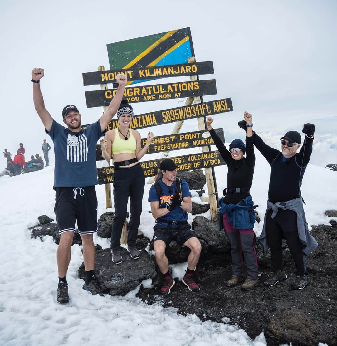 CarolineWozniackiさんのインスタグラム写真 - (CarolineWozniackiInstagram)「WE DID IT!! Climbed the highest freestanding mountain in the WORLD!! Definitely one of the hardest things I have ever done in my life! What a feeling!! And to do it with my whole family... Memories that will last a lifetime ❤️🙏#ontopoftheworld #kilimanjaro」10月15日 2時12分 - carowozniacki