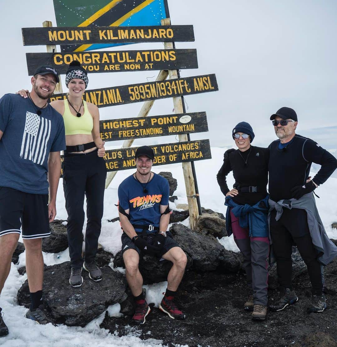 CarolineWozniackiさんのインスタグラム写真 - (CarolineWozniackiInstagram)「WE DID IT!! Climbed the highest freestanding mountain in the WORLD!! Definitely one of the hardest things I have ever done in my life! What a feeling!! And to do it with my whole family... Memories that will last a lifetime ❤️🙏#ontopoftheworld #kilimanjaro」10月15日 2時12分 - carowozniacki