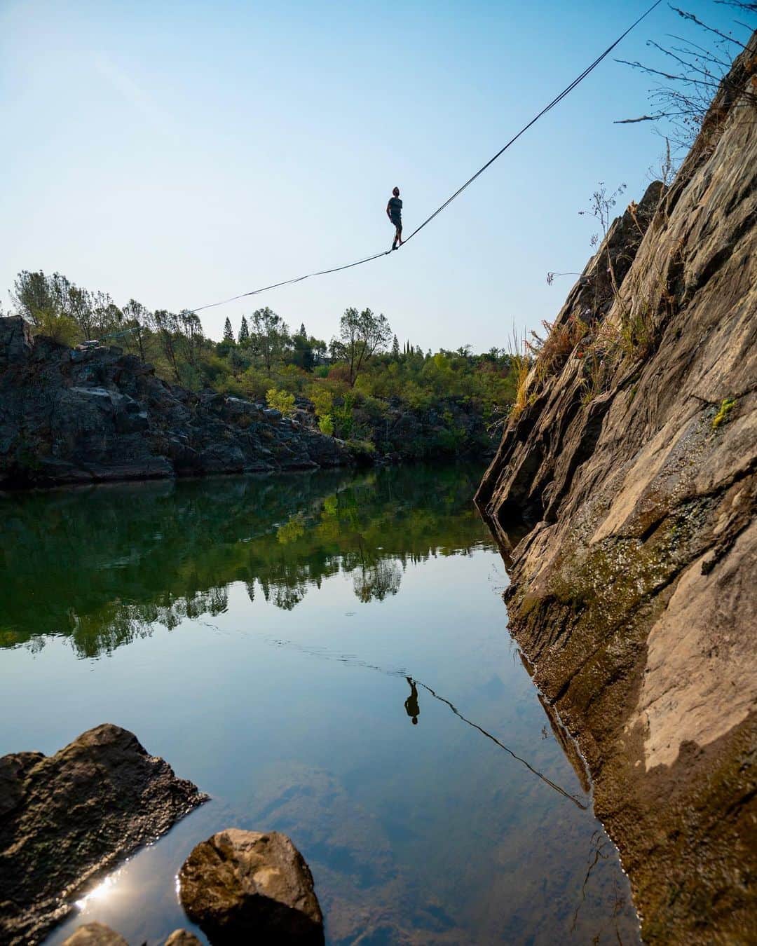 Travis Burkeのインスタグラム：「I finally got back out on a line and wow, what a humbling experience as always.  Super thankful to have @handsomerobinson to look up to (pun intended) and share these incredible slackline adventures with.   As Laysea and I were passing through his hometown, we hit him up for a quick sunrise line over the river before continuing on our way north. Sounds like he’ll be making his way to Oregon to get into more adventures with us! Any suggestions on where we should rig our next line??   Here are a few photos and videos from our morning ~ swipe to the last frame to hear some of Ryan’s silliness 🤣  1st + 3rd photo shot by @handsomerobinson.   #highline #jello」
