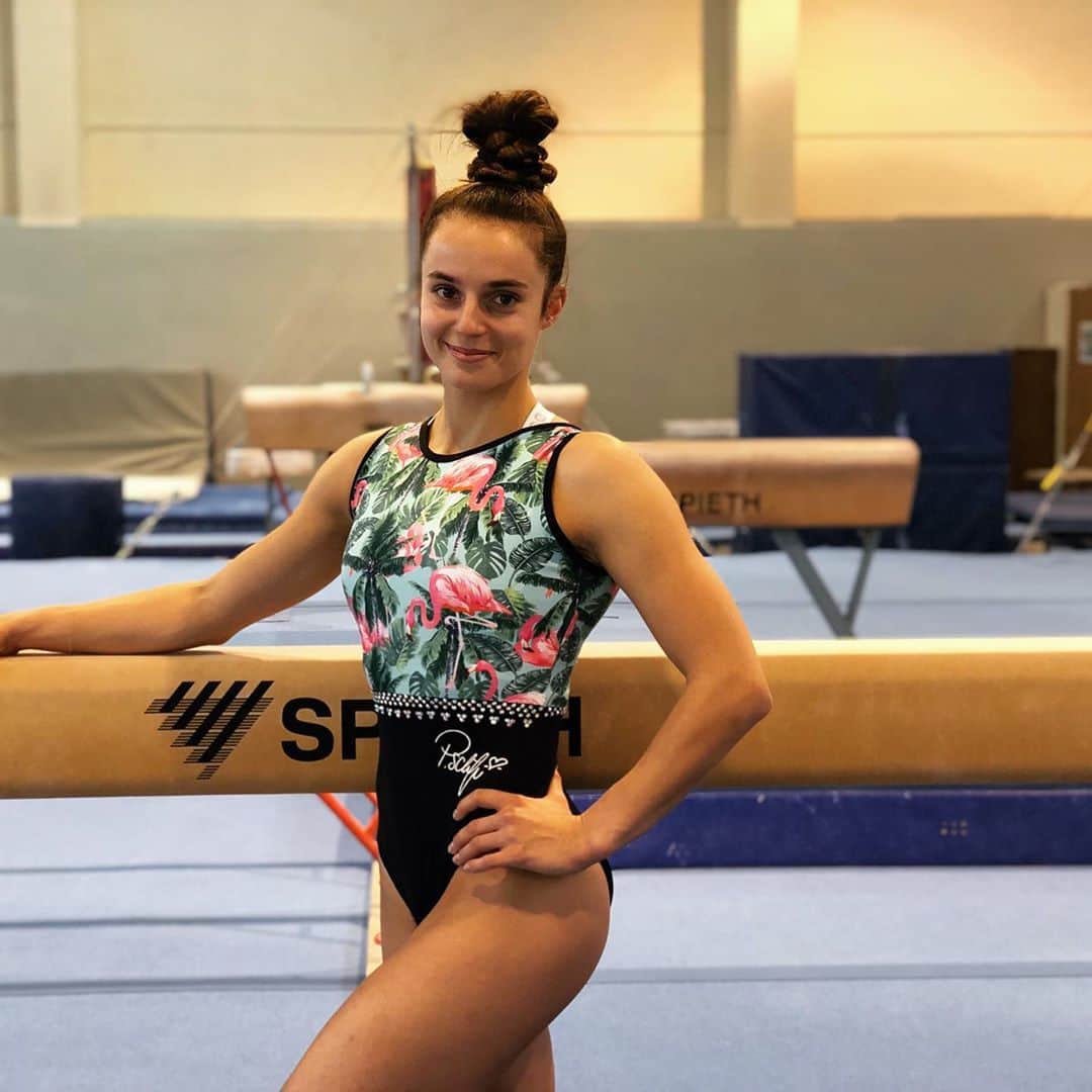 ポーリーヌ・シェーファーのインスタグラム：「Ab sofort ist der 1. Anzug meiner Kollektion erhältlich! 😍  ‼️Aufgepasst‼️Die ersten 10 Bestellungen bekommen einen Riemchenbeutel +Haarband GRATIS dazu! #schnellseinlohntsich   Bestellen könnt ihr ganz einfach per Mail 📧. (steffi@riedis.de)  @riedis.steffi  #leotard#collection#teamschäfer#flamingo#gymnastics」