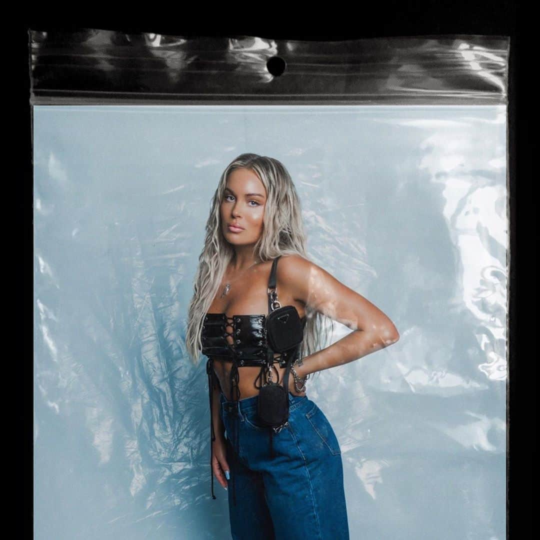 ファニー・リックマンのインスタグラム：「Baby blue 💦」