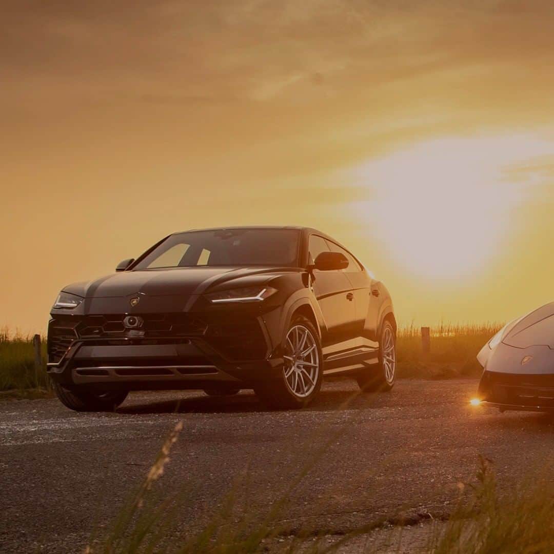 ランボルギーニのインスタグラム：「With Lamborghini, luxury is always a given. It’s up to you to choose the kind you’d like for yourself. Of the two, which majestic Lamborghini speaks to your soul - the Super SUV Urus or the Super Sports Car Huracán EVO RWD Spyder?  Captured by @capitolsunset   #Lamborghini #HuracanEVORWDSpyder #Urus #RewindToRWD #UnlockAnyRoad #LamborghiniVersus」