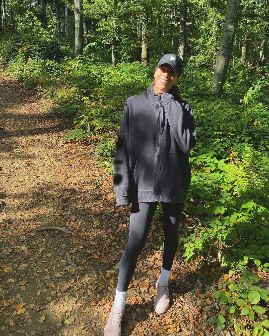 アイラ・トムリャノビッチのインスタグラム：「Sooo many memories on this trail 🍂🍁🍃」