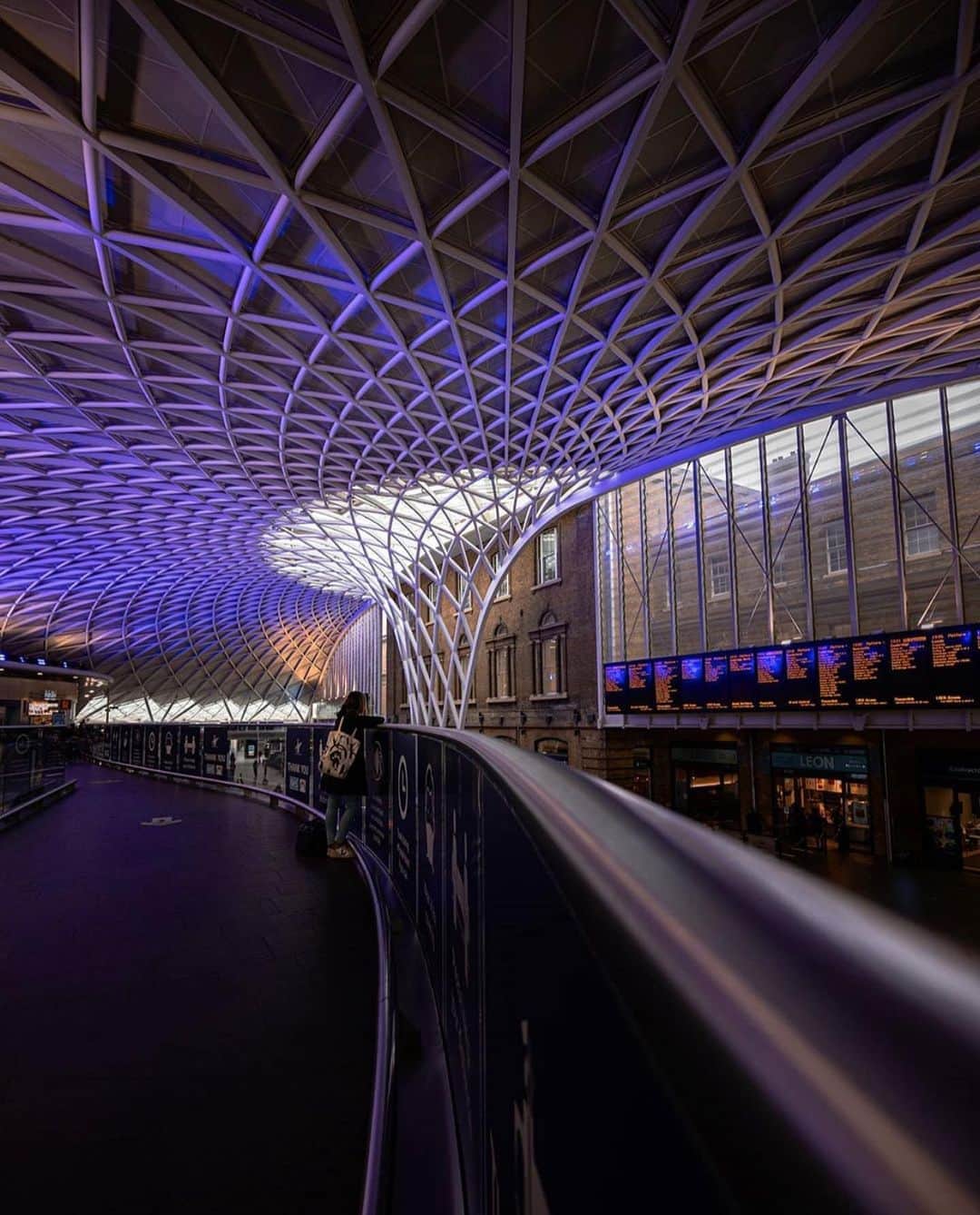 @LONDON | TAG #THISISLONDONさんのインスタグラム写真 - (@LONDON | TAG #THISISLONDONInstagram)「“King’s Landing” by @chrisjdalton at #KingsCross station of course. One of our favourite stations in London. OBVS. 🥰😍🤗 Who else loves it?! 👇🏼👇🏼👇🏼  ___________________________________________  #thisislondon #lovelondon #london #londra #londonlife #londres #uk #visitlondon #british #🇬🇧 #kingscrossstation」10月15日 2時24分 - london