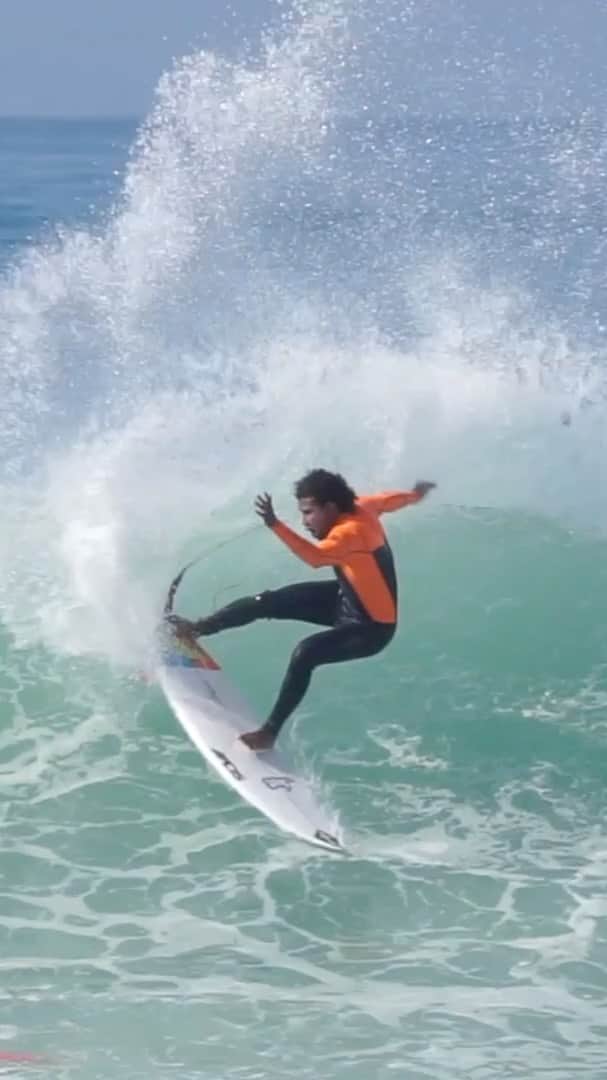マッケンジー・ダーンのインスタグラム：「My husband @santoswesley training in our backyard - California 😍 soooo excited for surf competitions to start back up! You are going to kill it Babe! Hard work always pays off!  • • Meu maridão @santoswesley treinando no quintal de casa - california! Estou ansiosa de maisss para os campeonatos de surf começaram de novo!! Vc vai quebrar Bebe!!」