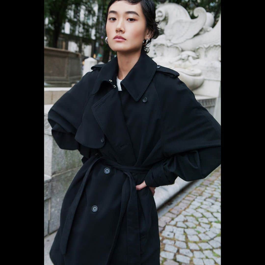 のインスタグラム：「Soft like a peach. The York Trench Coat in Black. At the West Village boutique.   #rhié #trenchweather #aw20」