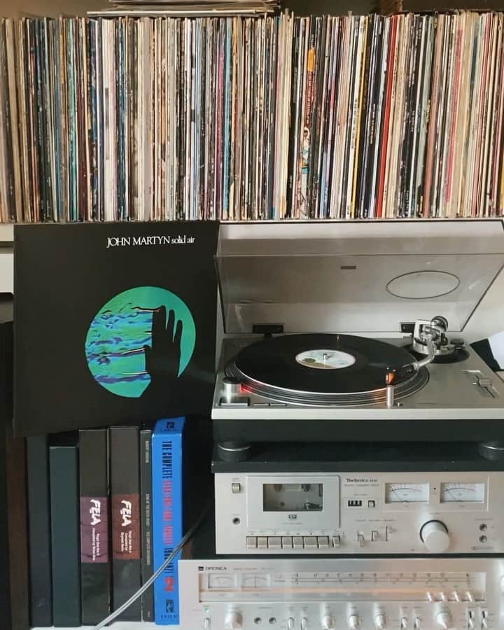カロリーヌ・ド・メグレのインスタグラム：「John Martyn - Solid Air (1973) ❤️#OneSongADayCDM」