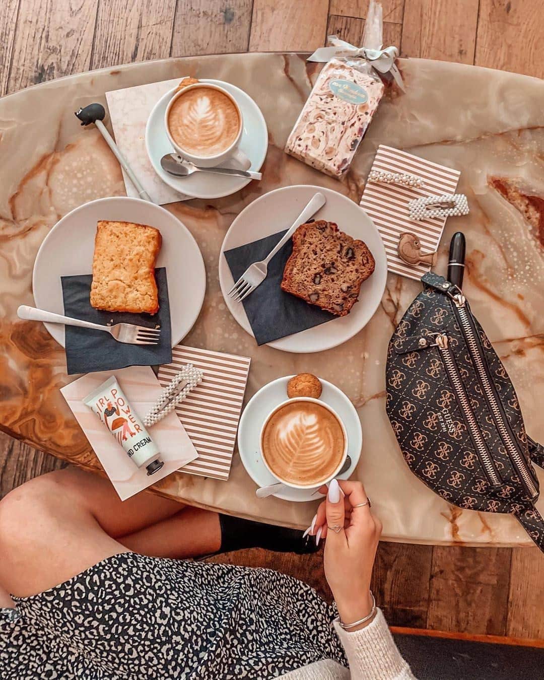 ゲスのインスタグラム：「it's the fall tones for us ☕️🍂 #GUESSHandbags (📸: @anit.love)」