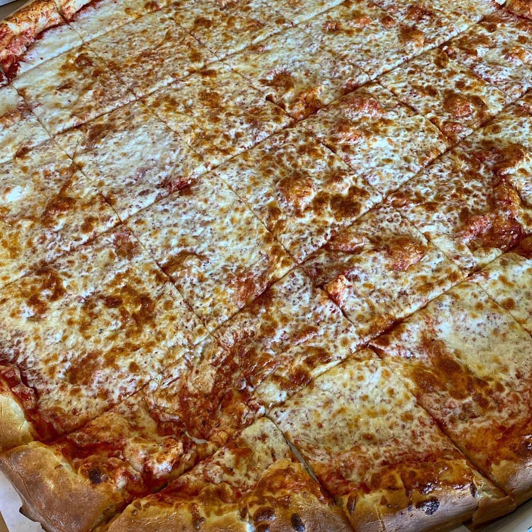 ライナ・ホワンさんのインスタグラム写真 - (ライナ・ホワンInstagram)「Feast your eyes 👀 on the BIGGEST pizza 🍕 in Las Vegas 🤯 . . @brotherspizzalv serves a 36” pizza and if you can finish it all on your own it’s free!! How do y’all think I did!? . . Watch the video to find out —> https://youtu.be/Lq7k1NBl0po . . This pizza was delicious and if y’all need some pizza for a huge party y’all know where to go 😂😂」10月15日 2時47分 - rainaiscrazy