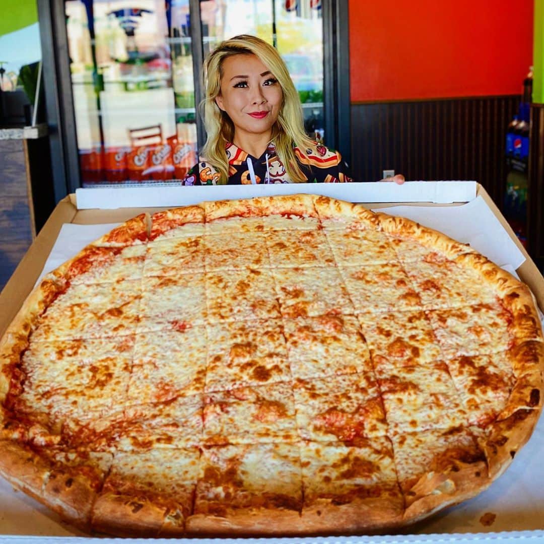 ライナ・ホワンさんのインスタグラム写真 - (ライナ・ホワンInstagram)「Feast your eyes 👀 on the BIGGEST pizza 🍕 in Las Vegas 🤯 . . @brotherspizzalv serves a 36” pizza and if you can finish it all on your own it’s free!! How do y’all think I did!? . . Watch the video to find out —> https://youtu.be/Lq7k1NBl0po . . This pizza was delicious and if y’all need some pizza for a huge party y’all know where to go 😂😂」10月15日 2時47分 - rainaiscrazy