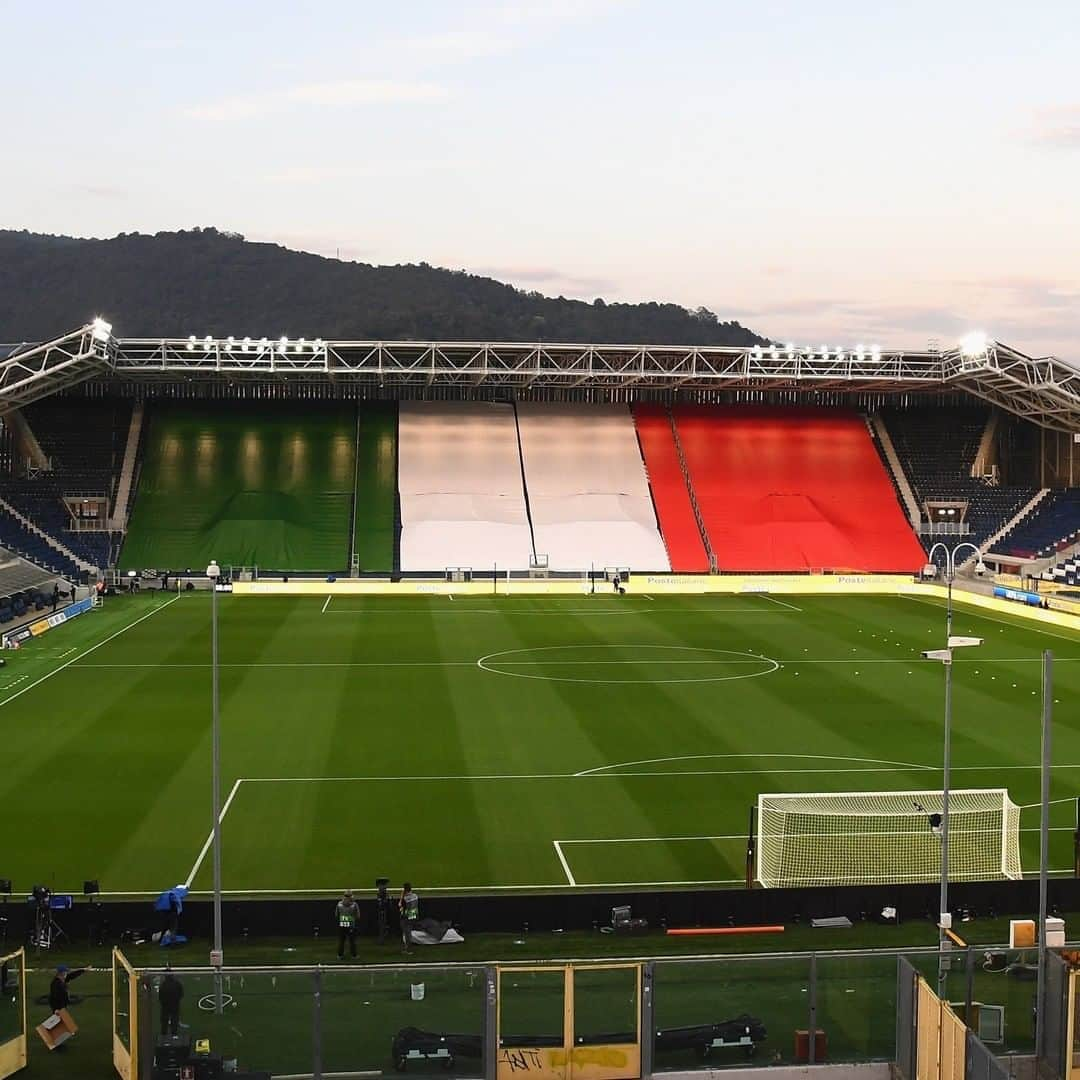 サッカーイタリア代表さんのインスタグラム写真 - (サッカーイタリア代表Instagram)「#NationsLeague A #Bergamo la curva Nord allestita con un grande tricolore 🇮🇹 in segno di solidarietà e vicinanza ad una delle città più colpite dall'emergenza COVID-19 . . #ItaliaPaesiBassi #ITANED #Nazionale #Azzurri #VivoAzzurro」10月15日 2時54分 - azzurri