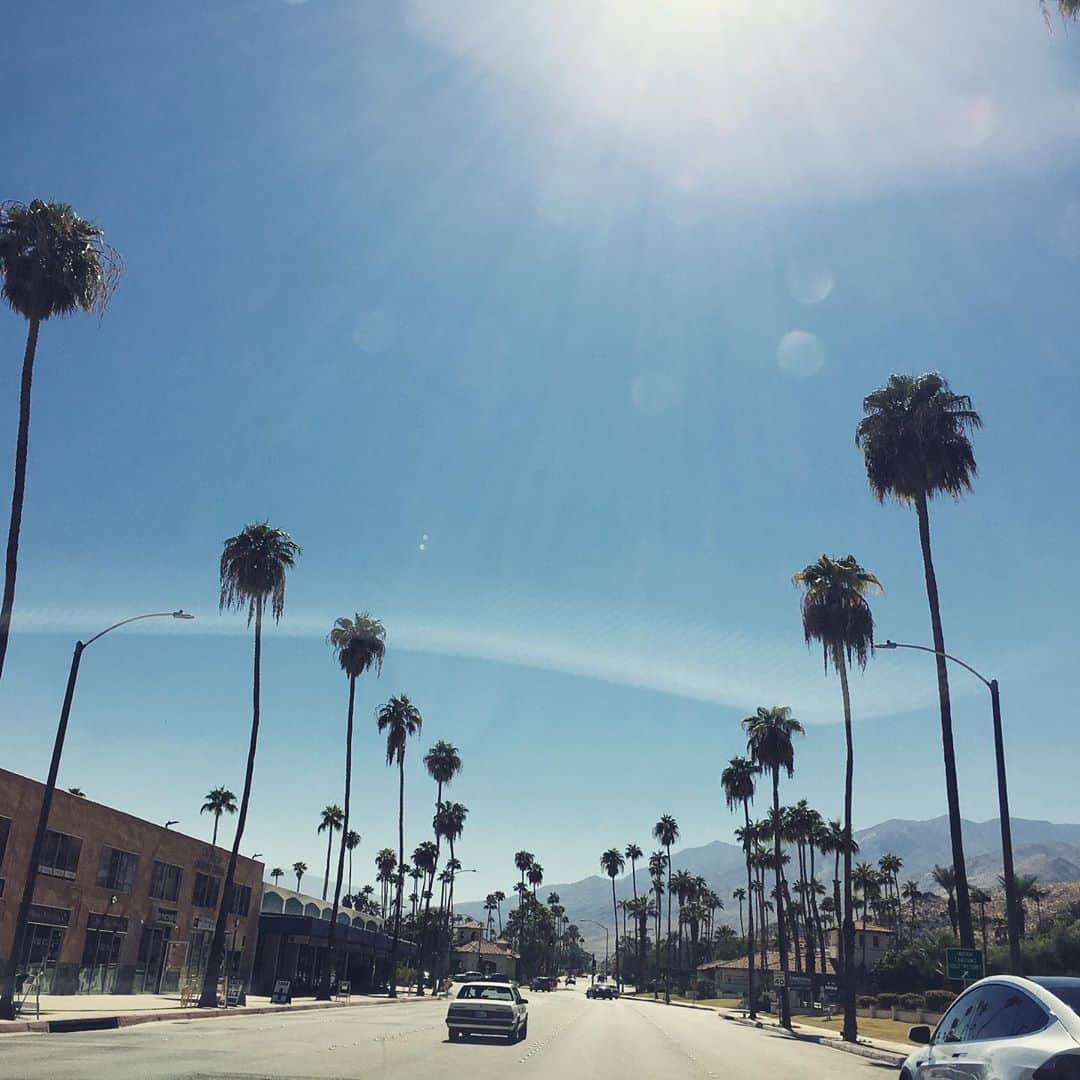 空まどかさんのインスタグラム写真 - (空まどかInstagram)「Weekend trip to Palm Springs🌴 LAから車で2時間"砂漠のオアシス"へ行ってきました♡初めてだったんだけどめっちゃ楽しかった♡ ホテルは今ほとんどがディスカウントしてて、行くにはラッキーなタイミングかも！プールはopenジャグジーとジムはclose、レストランは中も座れるようになっててビックリ😳同じカリフォルニアでも違うんだね〜。ちょーどNBAのファイナルがあったのでレストランに入って応援しながらご飯食べました。 さすがセレブの皆さんが避寒地に訪れるというだけあって、10月でも昼間は37℃！てことでほぼプールサイドでのんびりしてました♡ プールが可愛いくてお手頃価格だったカリエンテホテルにしたら、エルビスプレスリーも泊まったことがあるらしいw  のんびり楽しい週末でした♡」10月15日 3時03分 - sky_madoka