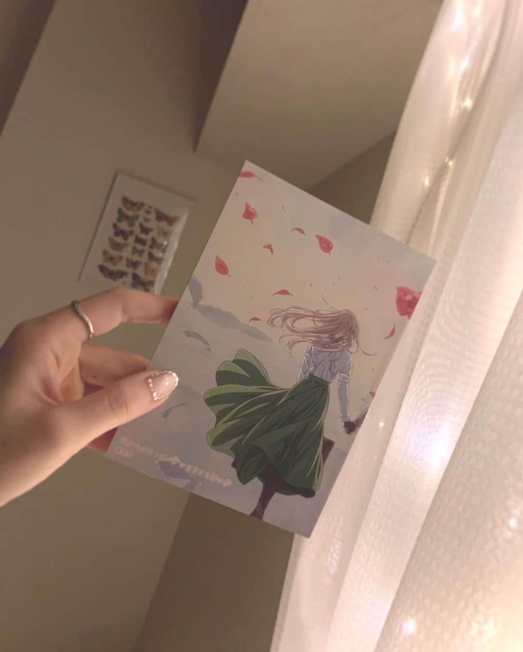 のインスタグラム：「. #ギルベルトブーゲンビリアと儚い夢  映画見た時にもらった小説、今読みました😭 はぁ…😭💓よく眠れます…おやすみなさい🌙  #ヴァイオレットエヴァーガーデン #violetevergarden  #ヴァイオレットエヴァーガーデン映画  #映画まだ観てない人はやく観てね😭 #号泣映画 #涙活 #私史上1番泣いた映画」