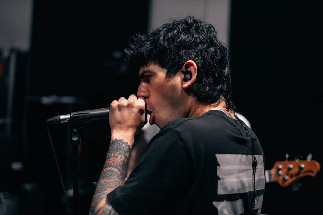 のインスタグラム：「Rehearsing for The Battle of Los Angeles THIS FRIDAY!! It’s a weird feeling knowing this is the only show we’ll be playing for the forseeable future but I can’t wait to see y’all crowd surfing from the comfort of your homes 💙 tickets are in bio」