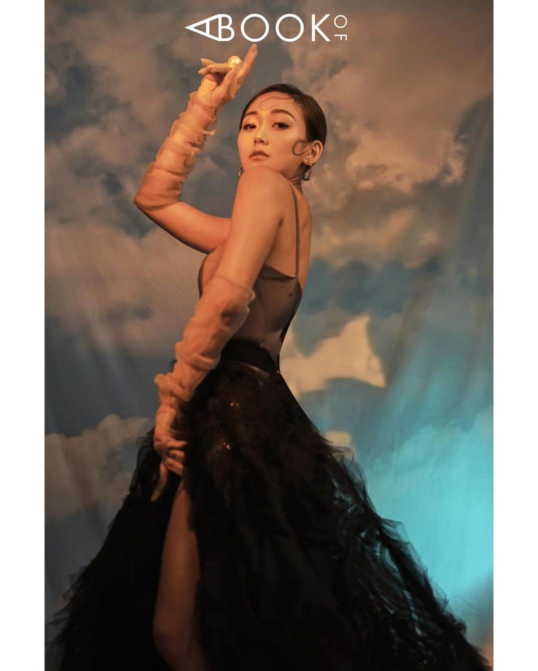 福原かれんさんのインスタグラム写真 - (福原かれんInstagram)「A BOOK OF   Photography + Interview @graphicsmetropolis   Styling by ANDREW PHILIP NGUYEN @lil_saigon   Make-up by MISA KANBE @msa1011  Hair by RENA CALHOUN @rena.calhoun @aframe_agency」10月15日 3時25分 - karenfukuhara