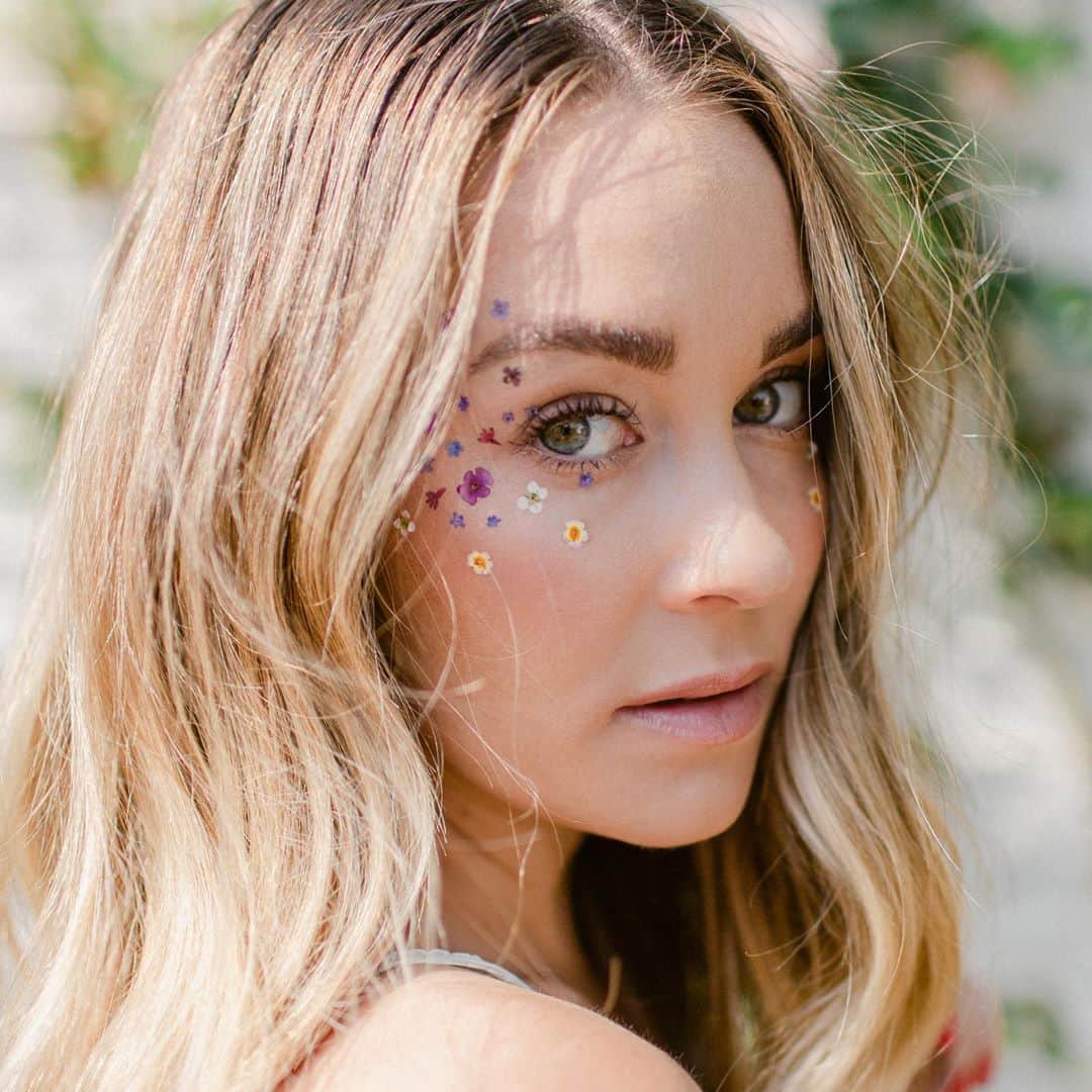 ローレン・コンラッドのインスタグラム：「I’m not sure what Halloween will look like this year so I keeping my costume simple. I’m planning to pair this pressed flower makeup look (we are sharing a tutorial on laurenconrad.com today) with a slip dress and some fairy wings from the costume trunk 🧚🏼‍♀️」