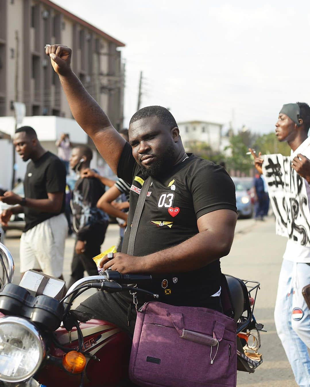 i-Dさんのインスタグラム写真 - (i-DInstagram)「Over the past week, young Nigerians have been protesting to #EndSARS. ⁣ At the beginning of October, the movement exploded on Twitter when graphic footage of Special Anti-Robbery Squad (SARS) officers shooting at the limp bodies of two men in Lagos emerged.⁣ ⁣ Since then, protestors calling for urgent reform have spilt out onto the streets of cities across the country.⁣ ⁣ At the link in bio, @mannyjefferson, a photographer and Lagos native, shares his powerful images of those taking part in what many are calling the most significant civil movement in contemporary Nigerian history. 🇳🇬⁣ ⁣ .⁣ .⁣ .⁣ Text @mahoroseward⁣ #Lagos #Nigeria⁣」10月15日 3時29分 - i_d