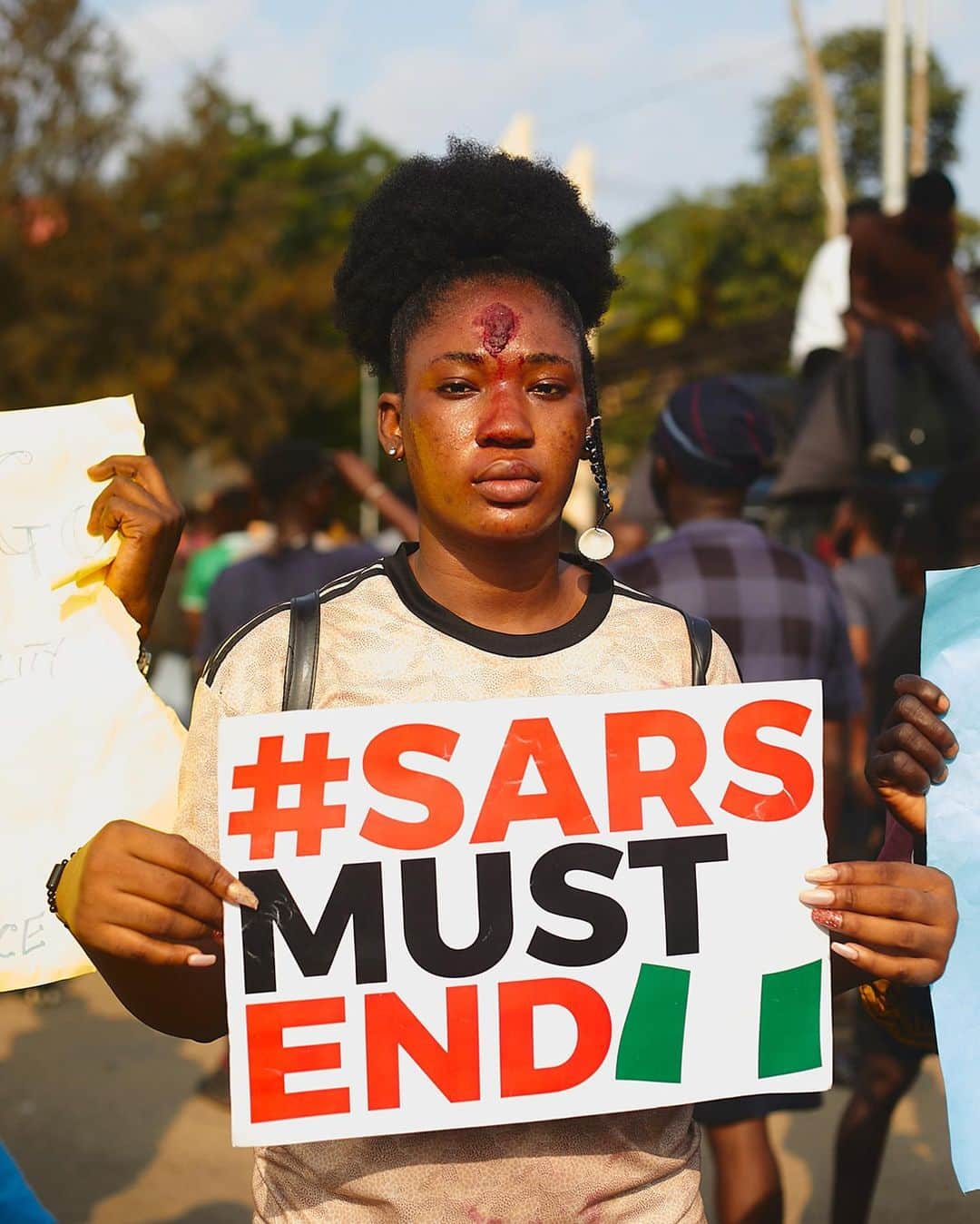 i-Dさんのインスタグラム写真 - (i-DInstagram)「Over the past week, young Nigerians have been protesting to #EndSARS. ⁣ At the beginning of October, the movement exploded on Twitter when graphic footage of Special Anti-Robbery Squad (SARS) officers shooting at the limp bodies of two men in Lagos emerged.⁣ ⁣ Since then, protestors calling for urgent reform have spilt out onto the streets of cities across the country.⁣ ⁣ At the link in bio, @mannyjefferson, a photographer and Lagos native, shares his powerful images of those taking part in what many are calling the most significant civil movement in contemporary Nigerian history. 🇳🇬⁣ ⁣ .⁣ .⁣ .⁣ Text @mahoroseward⁣ #Lagos #Nigeria⁣」10月15日 3時29分 - i_d