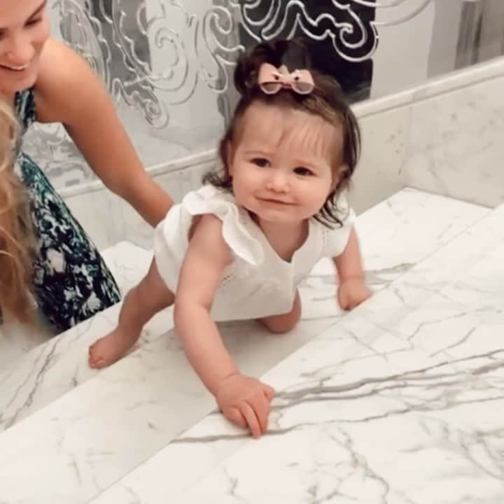 のインスタグラム：「So proud 😍🔥#9monthsold #climbingmountains 🏔」
