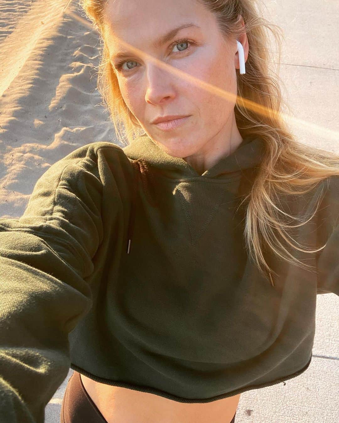 アリ・ラーターのインスタグラム：「V-O-T-E. We have the power to vote for change! I watched hours of #SCOTUS nominee hearings, and it feels like such a scam. It’s brutal... but there is hope because there is still time to vote. The future of our country depends on it. Please don’t let the process intimidate you. Ask friends that you respect, find coalitions to help you navigate it, educate yourself and then make choices that feel right to you. I’m holding on to this little ray of golden light, and praying that people vote with their conscience. And not their wallets or fear. Let’s vote like our lives depend on it! #vote @biden.harris2020 @joebiden @kamalaharris」