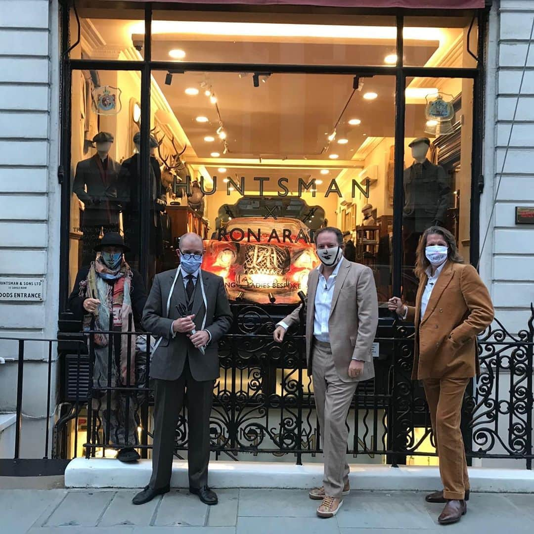 ハンツマンさんのインスタグラム写真 - (ハンツマンInstagram)「“This collaboration perfectly embodies the synthesis of art, classic automobiles and bespoke tailoring in one piece, resulting in a totally unique finished article,” said Dario Carnera, Head Cutter at Huntsman, Savile Row. “Bespoke tailoring is an art form, so to work with an artist such as Ron Arad has made for a truly special piece.”  The car and cover will be on display in 11 Savile Row until October 17th, with the exclusive car cover available to purchase on request. Can't make it to Savile Row, discover the full story over on our blog and watch this wonderful installation come to life!  #morganundercover #theartofbespoke #bespoke #huntsmansavilerow #huntsmannewyork #tailoring #britishdesign #ronarad #morgan #friezeweek #friezeweek2020 #artlovers #design #art #friezeartfair2020 #friezelondon #luxury #artistsoninsatgram #car #carsofinstagram #luxurycars #morganmotors」10月15日 3時39分 - huntsmansavilerow