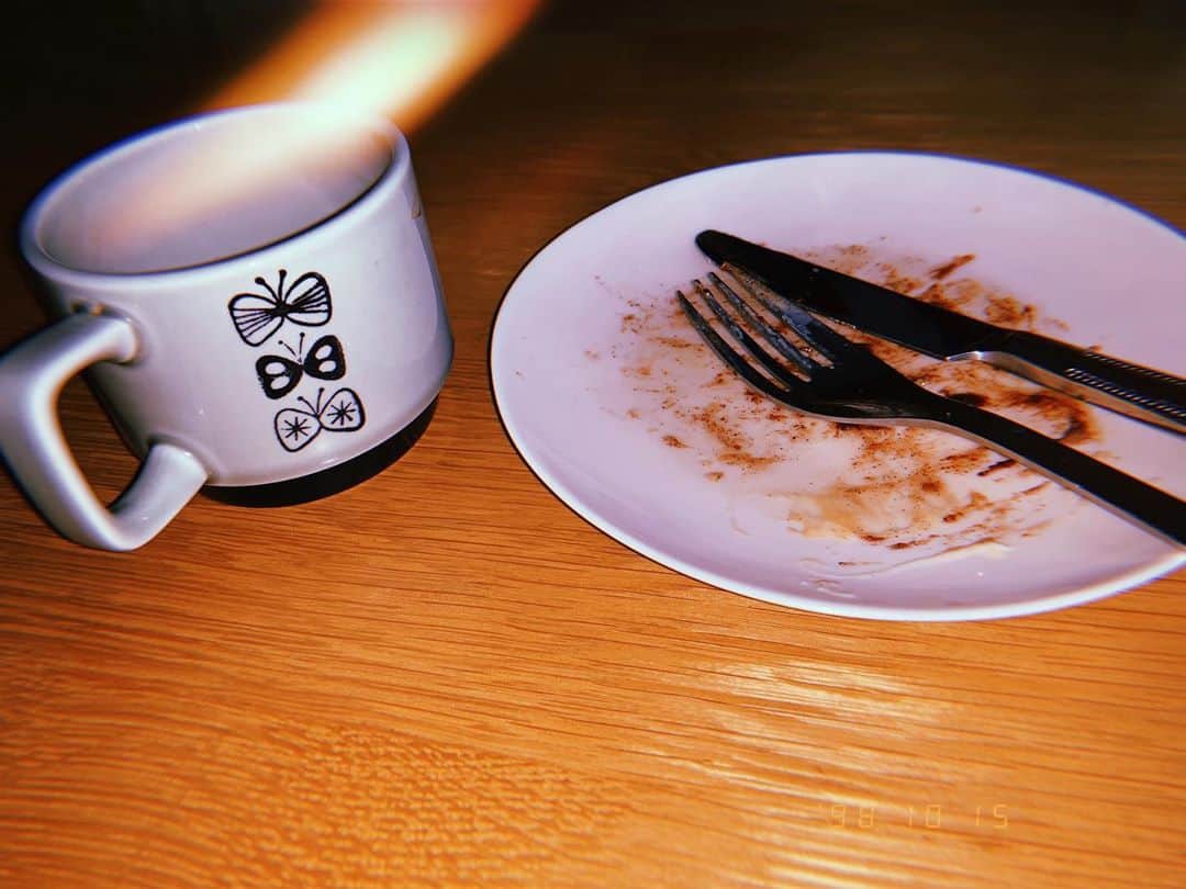 加納有沙のインスタグラム：「大きな親知らずを抜いて、狭かった口腔内に突然スペースができたからか、ゆったりとした間隔を取るようにじんわりと歯が動き始めた気がする。  それに伴い、中心に寄っていた顔のパーツも、なぜか外側に広がっているような感覚がある。  わたしはどこまで広がってゆくのだろうか。  シナモンロールとコーヒーは、わたしと一体となる。」